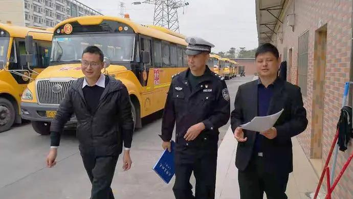 他在斗门建了一支交警队！但又不止是交警！视频太帅！