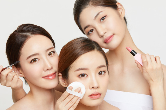 女孩子偷偷的开始学化妆,喜欢学化妆可惜年龄大了