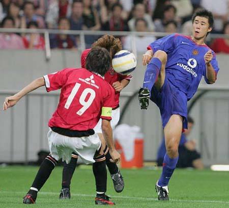 2008年东亚杯李玮峰锁喉日本队长,国足日本李玮锋锁喉