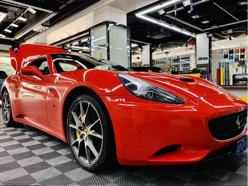 新车贴膜有很多小气泡比较模糊,新车4s玻璃贴膜都是小气泡