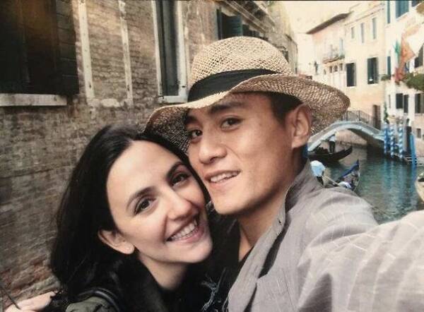 41岁“演技派”刘烨，曾3夺影帝娶小两岁娇妻，今一家四口惹人羡