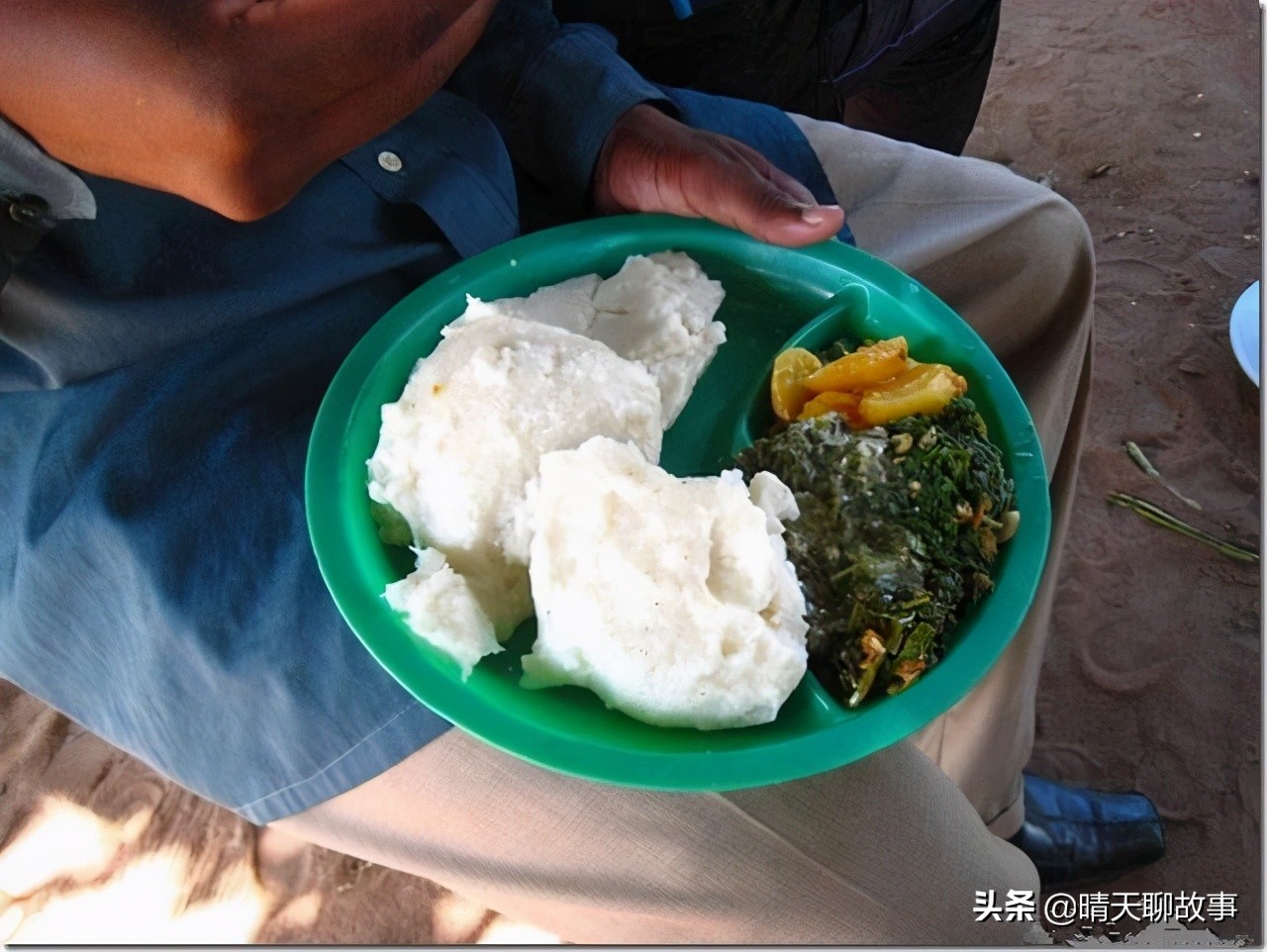 非洲5种常见的“美食”，烤蝙蝠加泥土饼，网友：好吃真香
