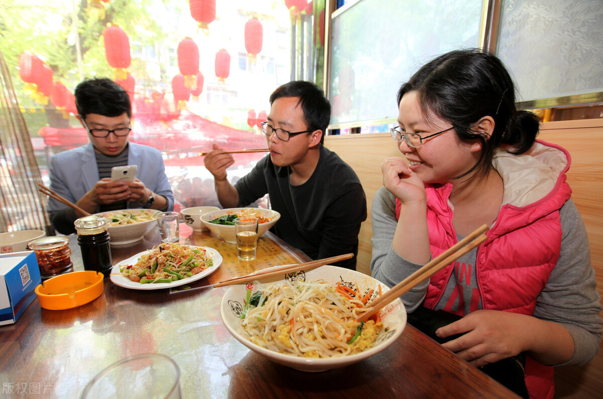 女子投资400开米粉店,开间桂林米粉店一个月能赚多少钱