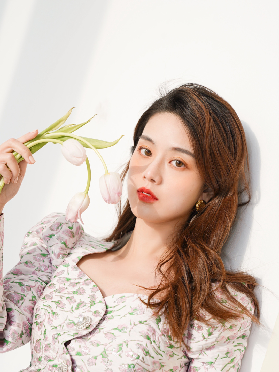 碎花连衣裙怎么拍出高级感,小碎花连衣裙配什么花拍照