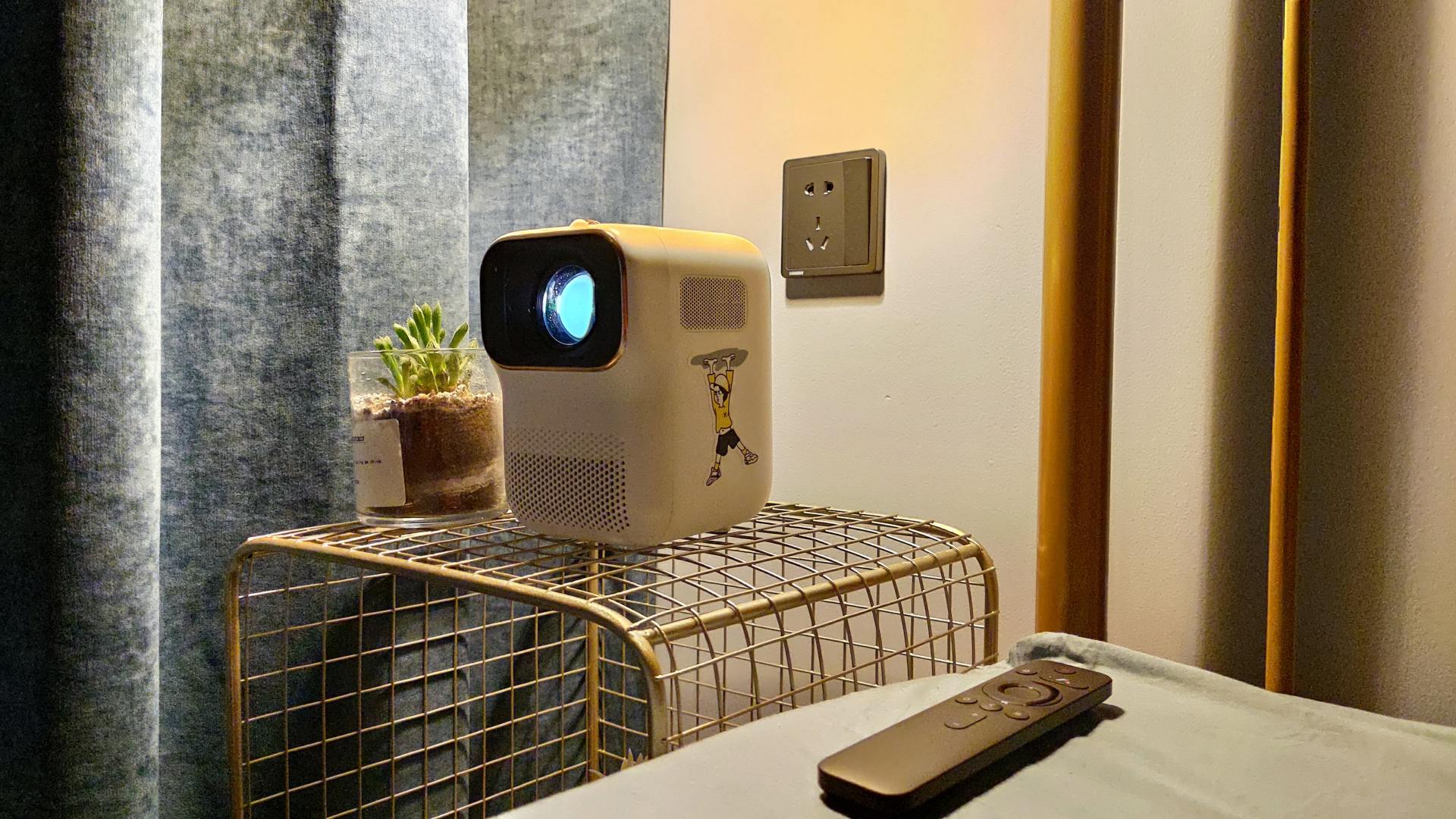 小明q1特别版智能投影仪,小明q1pro投影仪和极米newz6比较