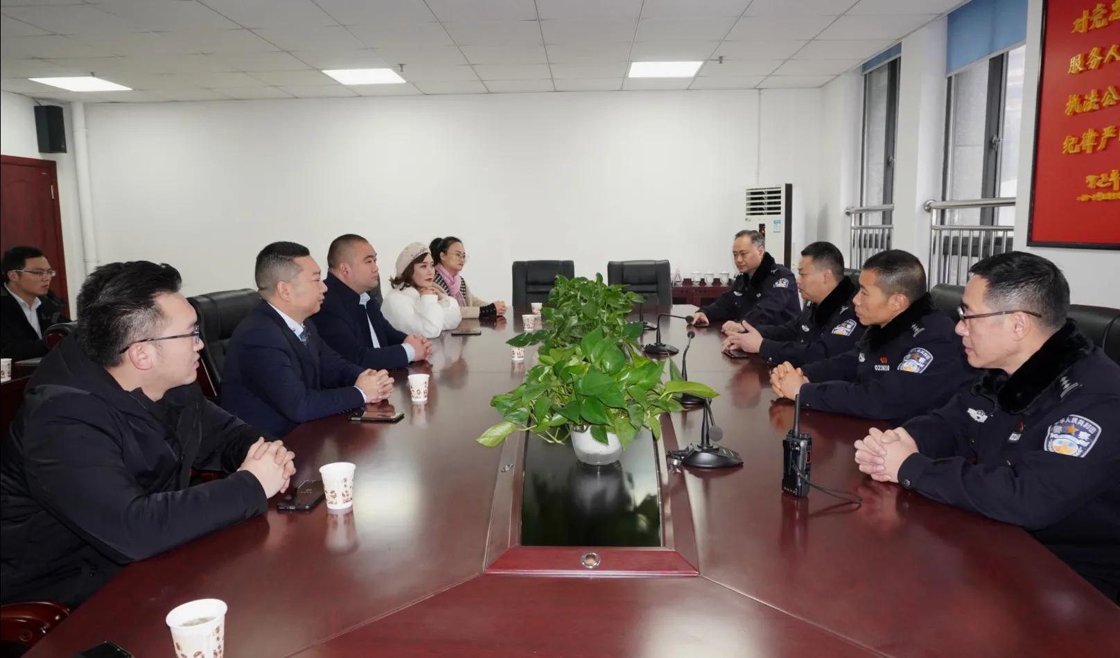 爱心企业送清凉慰问交警暖人心,爱心企业送温暖慰问一线交警