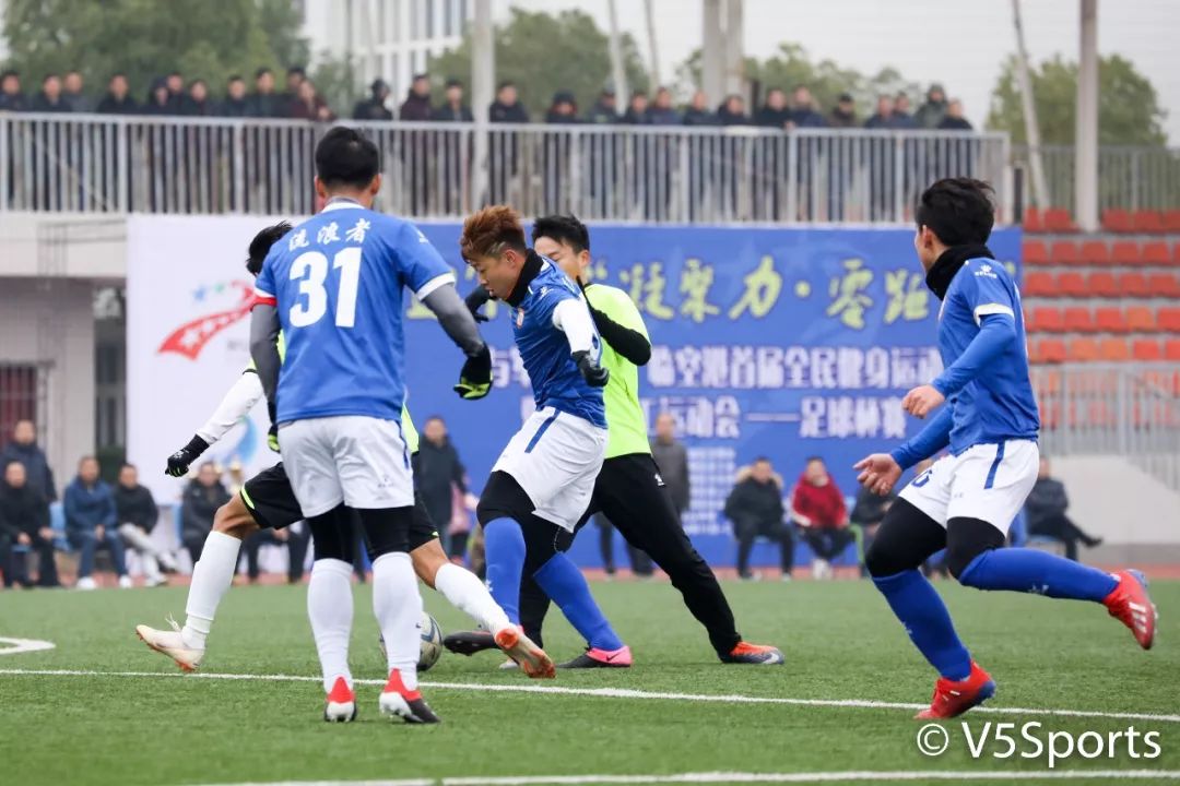 卓尔队长助阵“临空港杯”流浪者“破咒”夺冠