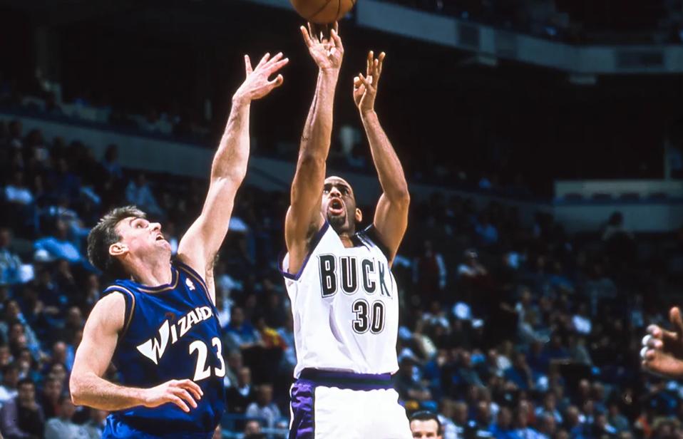 投篮时应该盯着球还是看着筐？这或是NBA历史上最易被忽视的难题