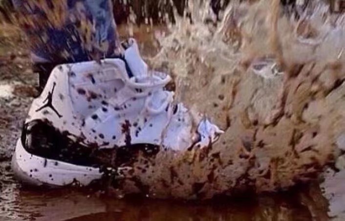 当你的爱靴“惹”上一身臭泥，你的心在滴血吗？