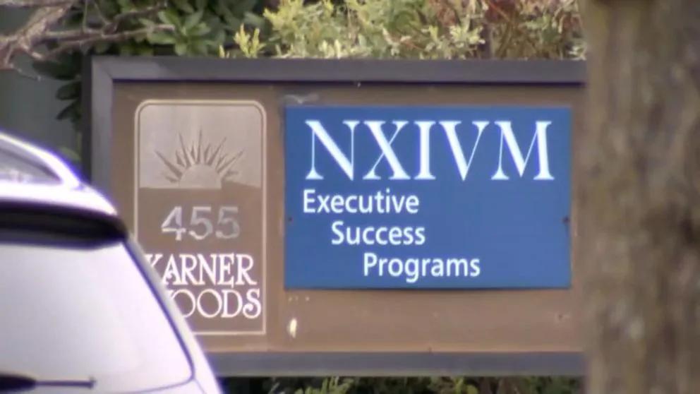 *教邪**NXIVM：是什么让一群女性自愿成为他的专属*奴性**？