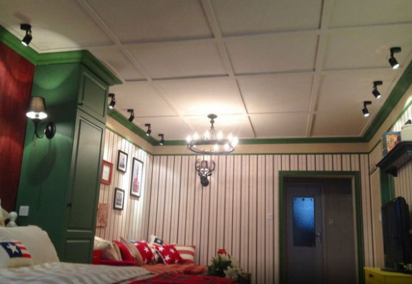 色彩搭配稍显花哨的美式风格装修，床头两侧装柱子格外实用！