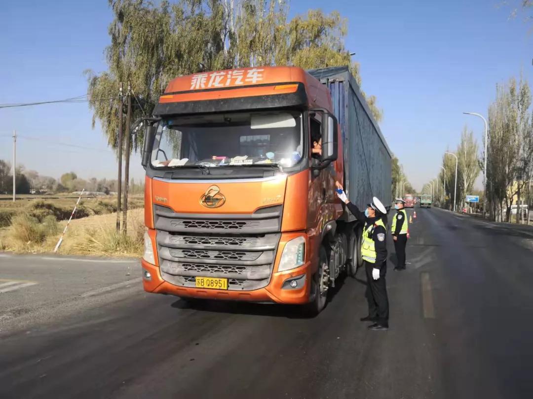 战疫一线党徽闪亮党旗飘扬,守卫战疫一线书写忠诚担当