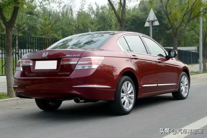 皇冠和雅阁哪个更值得入手,9万皇冠