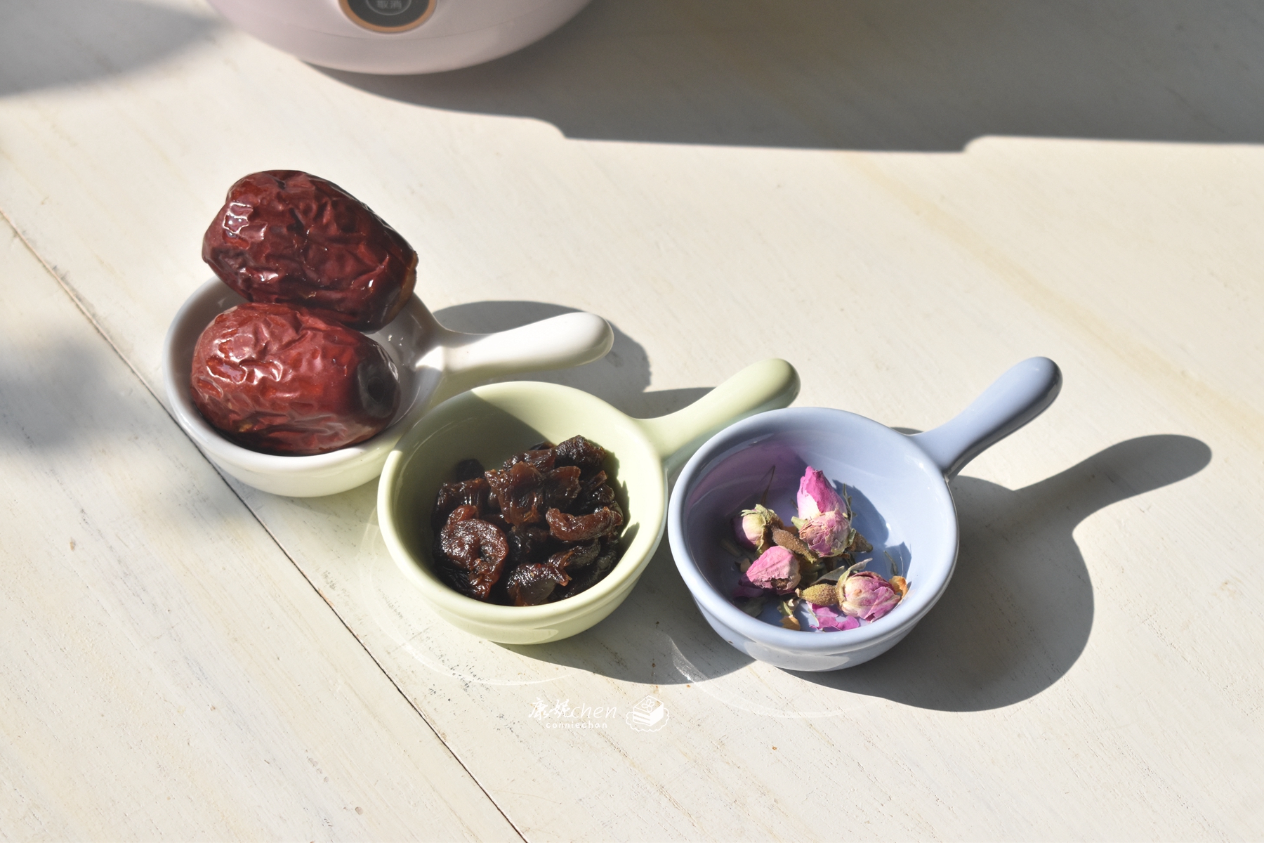 冬天干燥，聪明的女人常用这三样煮茶水，每天一杯补充水分又滋润