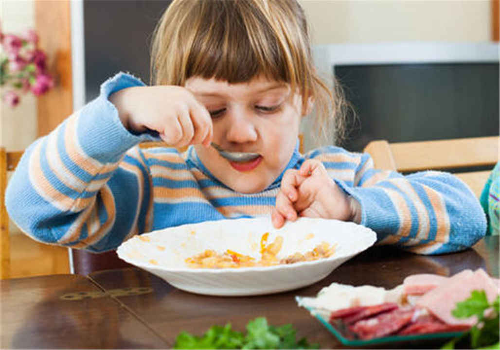 如何改掉孩子吃饭到处跑的坏习惯,如何控制孩子吃饭满地跑