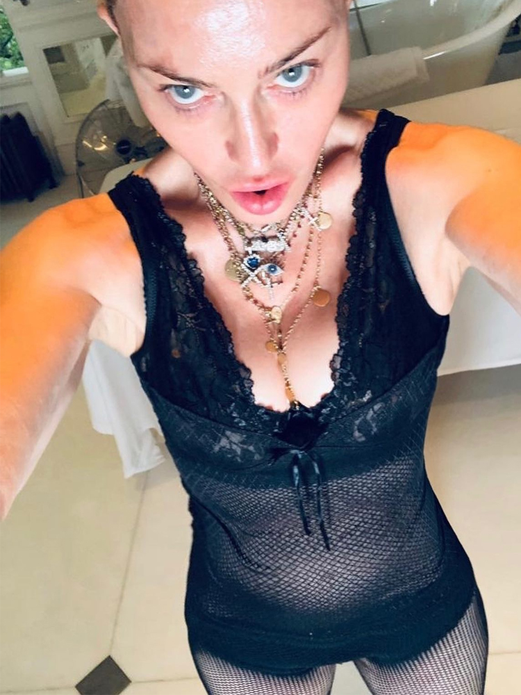 麦当娜与小35岁新男友合照,麦当娜出街视频