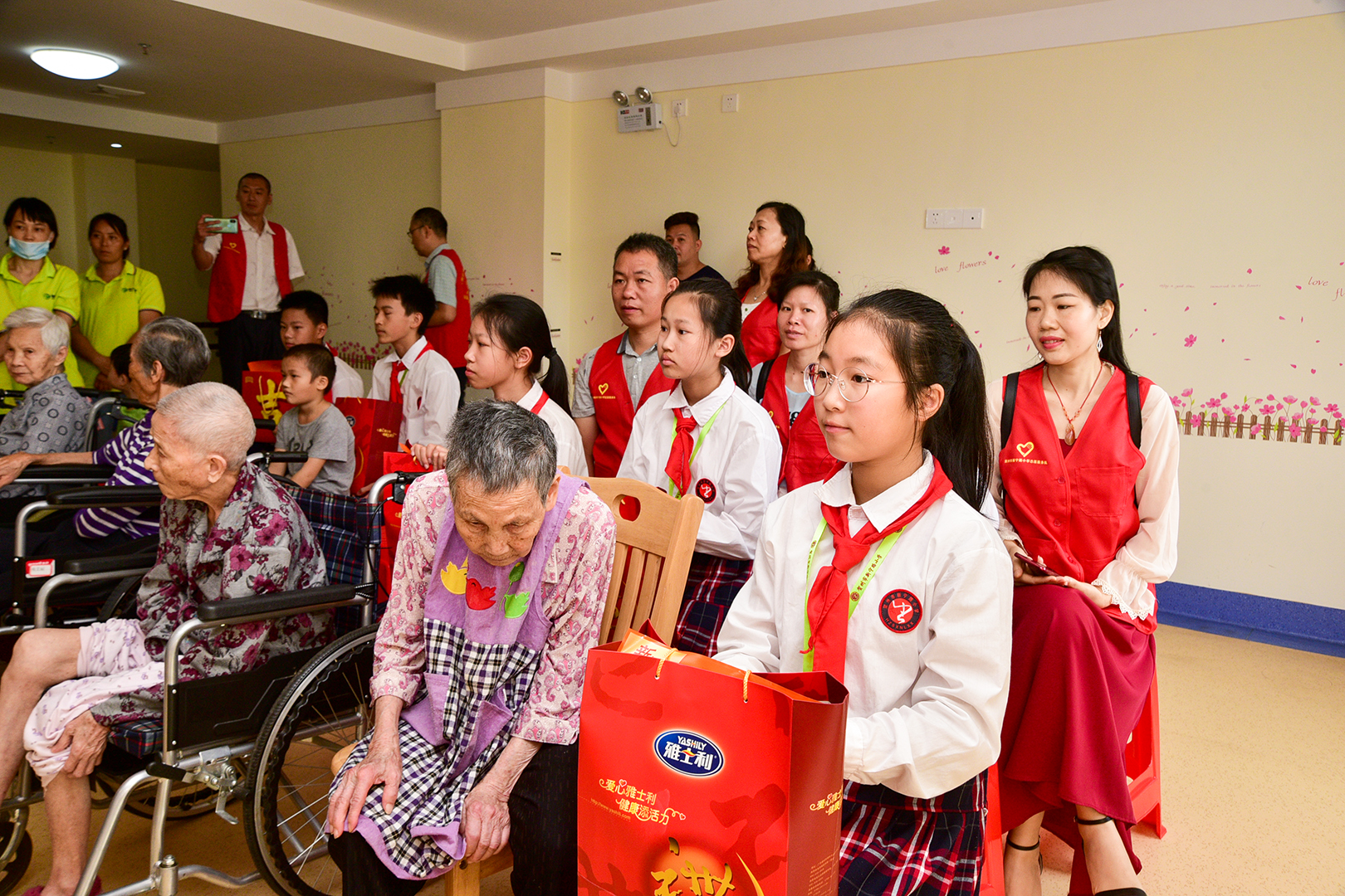 小学敬老孝贤月活动总结,尊老敬老教育活动报道