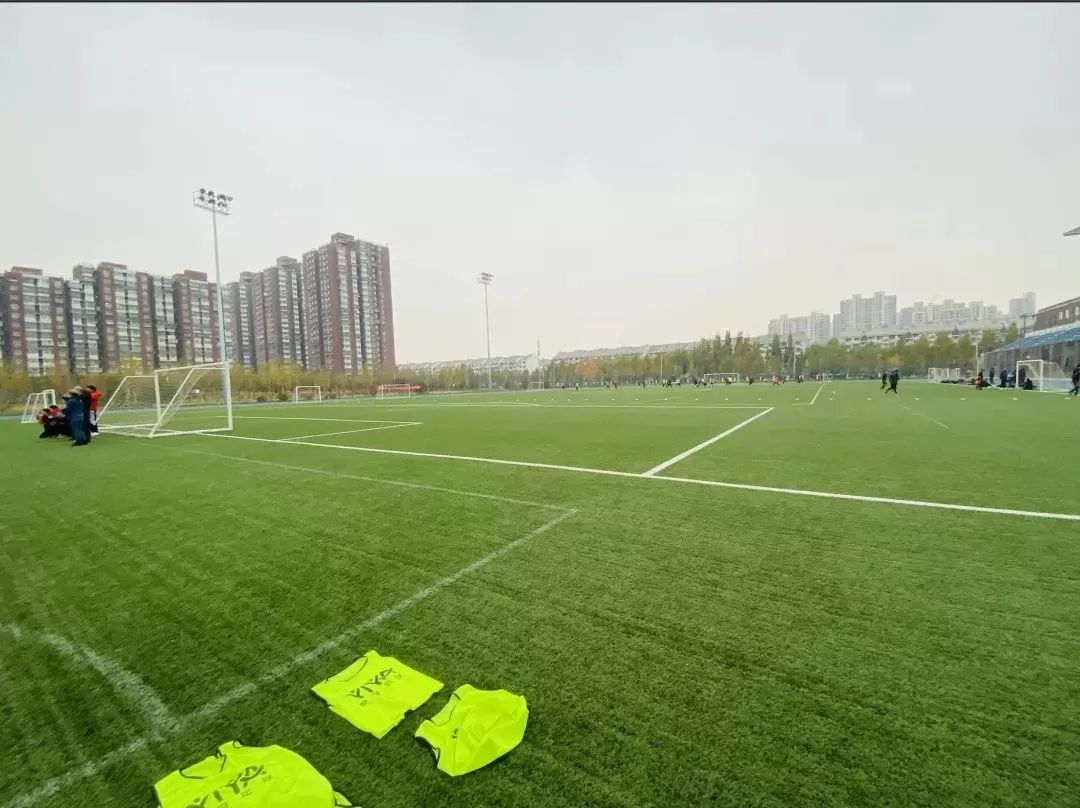 沉浸式足球训练英格兰,足球教练沉浸式教小学生