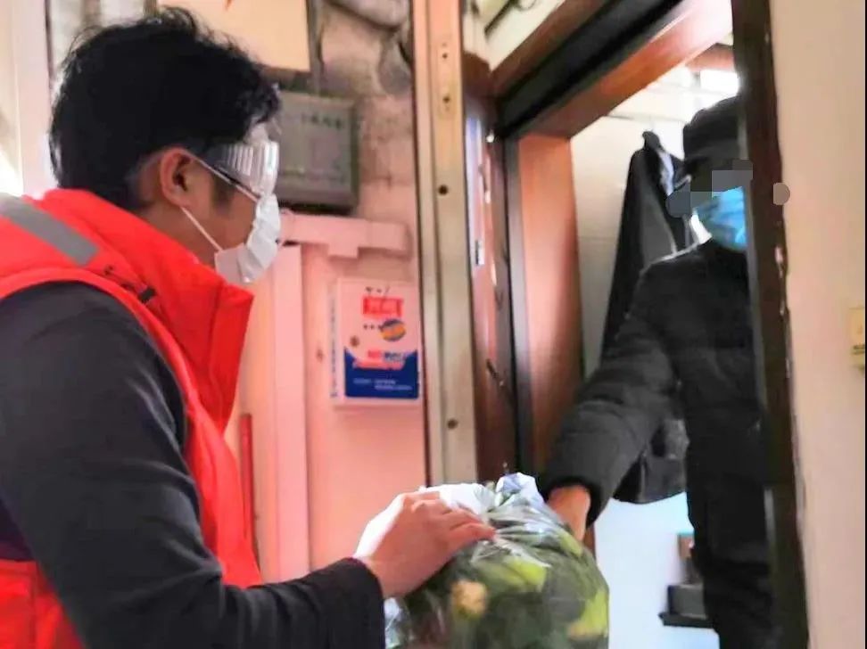 缓解居民恐慌情绪、为独居老人送菜上门、代配药物……长宁诞生了一支“救急”队