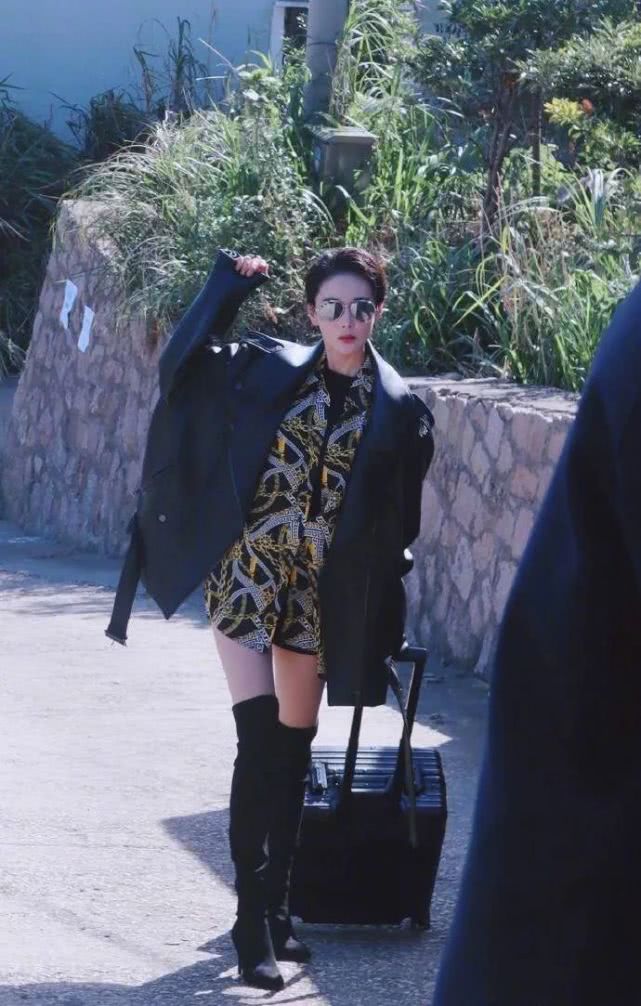 张馨予穿绿色披肩晒照显娇羞,婚后张馨予穿衣风格大变