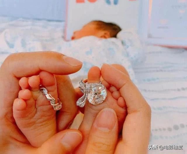 39岁安以轩近照，造型百变可甜可盐，这哪是刚生完孩子的辣妈啊？