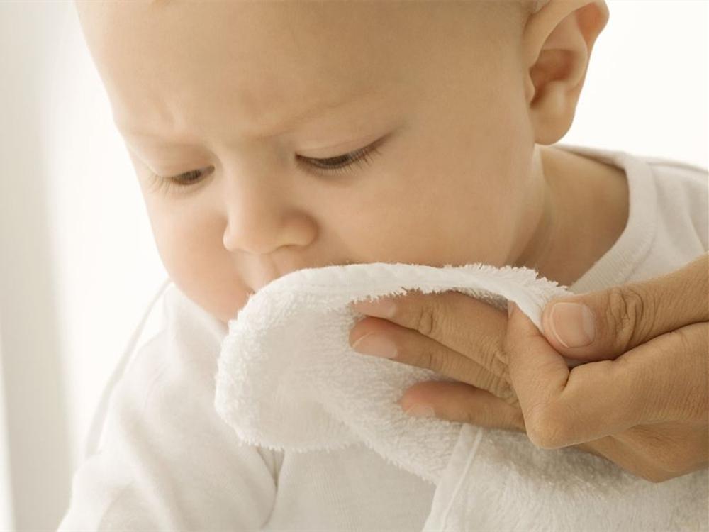 宝宝出口水疹是什么症状,婴儿口水疹症状及治疗方法