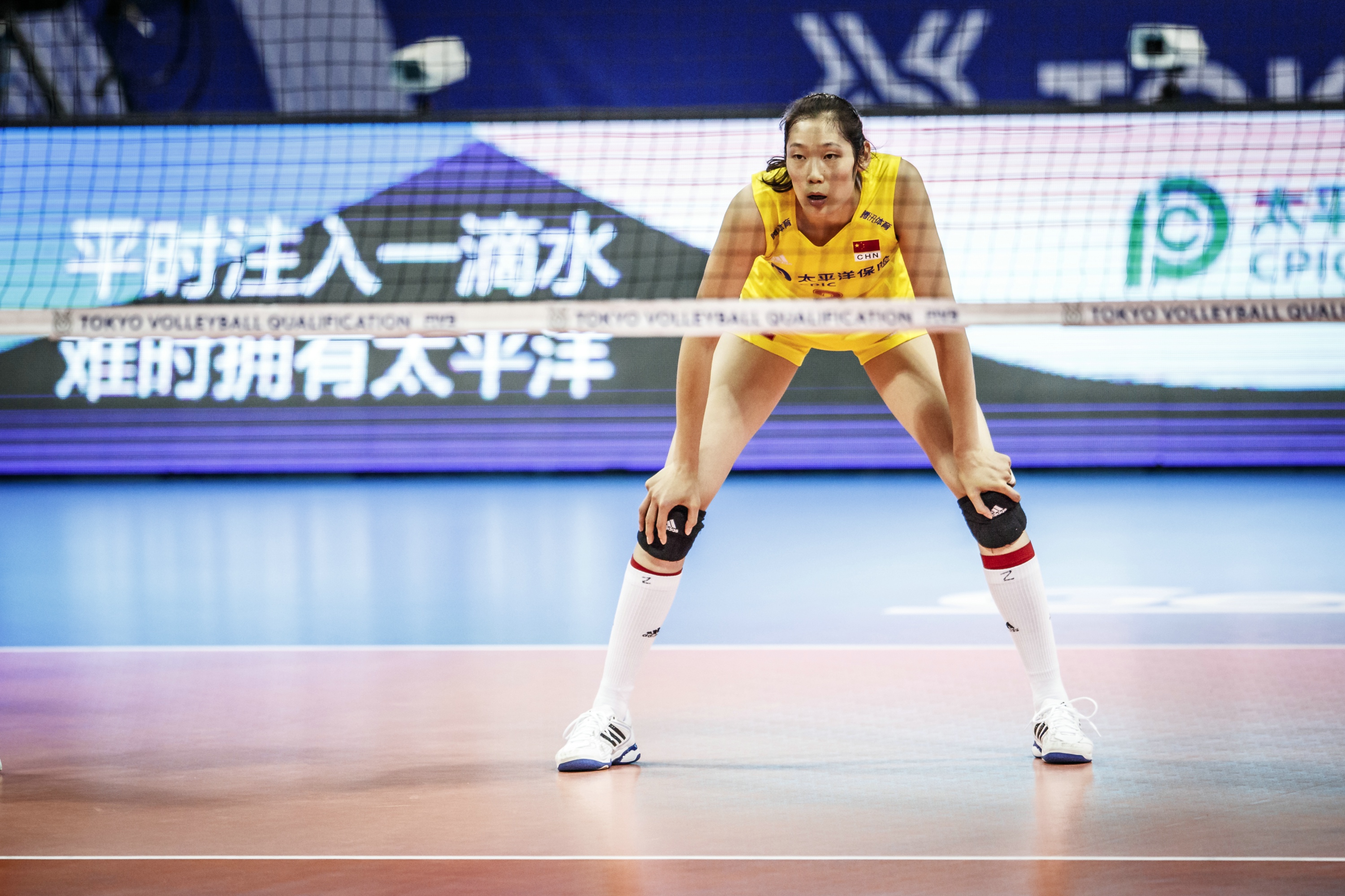 排球专业比赛都戴什么护具,排球队员戴的什么品牌的护具