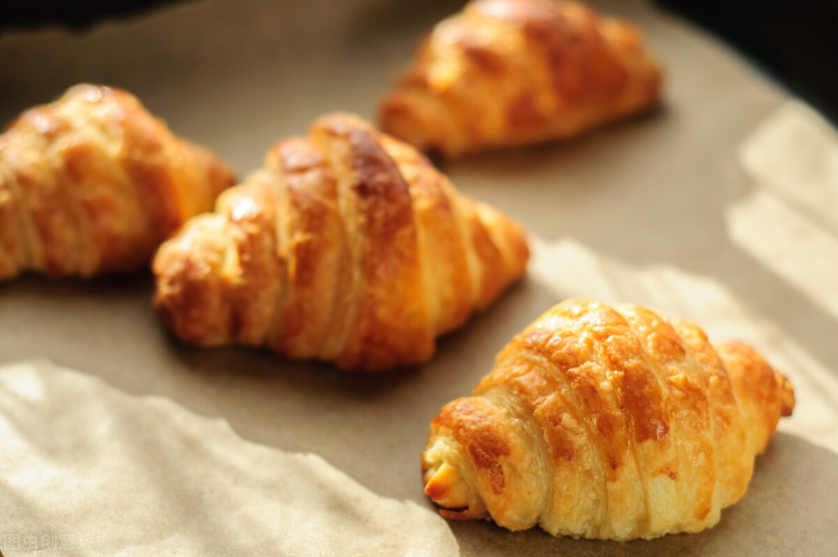 学烘焙去培训学校还是当学徒,学烘焙在工作室学可以吗