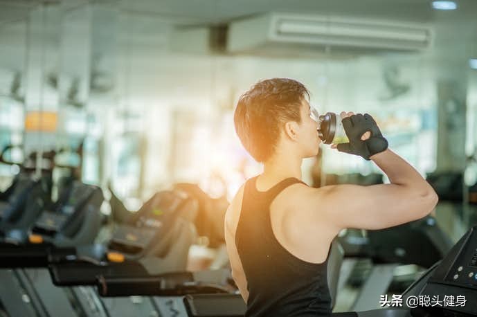 普通健身到底要不要吃蛋白粉,健身增肌吃鸡蛋好还是喝蛋白粉好
