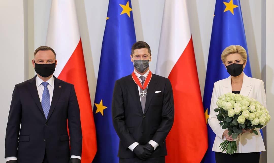 牌面！莱万受到波兰总统亲自接待，授予复兴勋章！现场秀球技