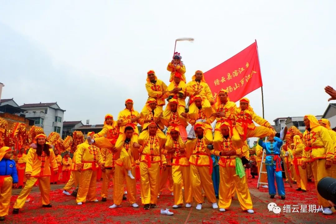 拥有天生神力的小伙子,小伙天生神力竟能举起八百吨