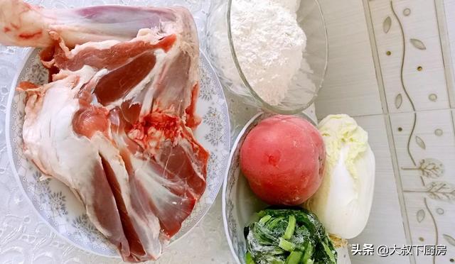 香菇胡萝卜木耳羊肉馅馄饨,大葱羊肉馅馄饨正宗做法