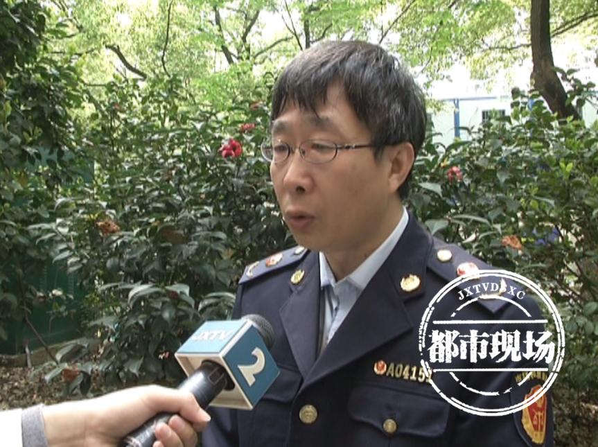 女子维修苹果手机,女子去维修店修手机