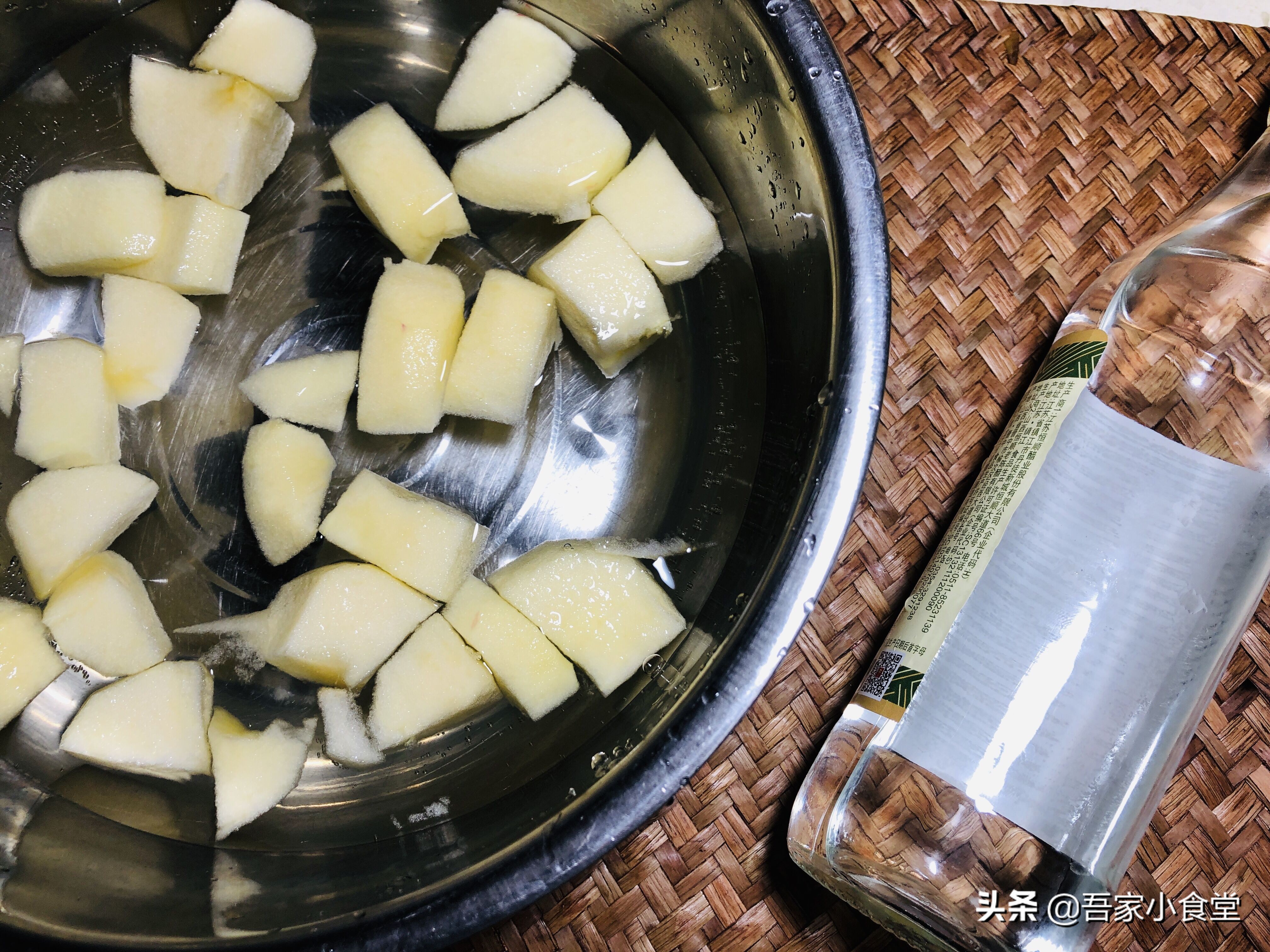 苹果汁怎么榨不氧化变黑，到底是加白醋柠檬还是盐，我来告诉你