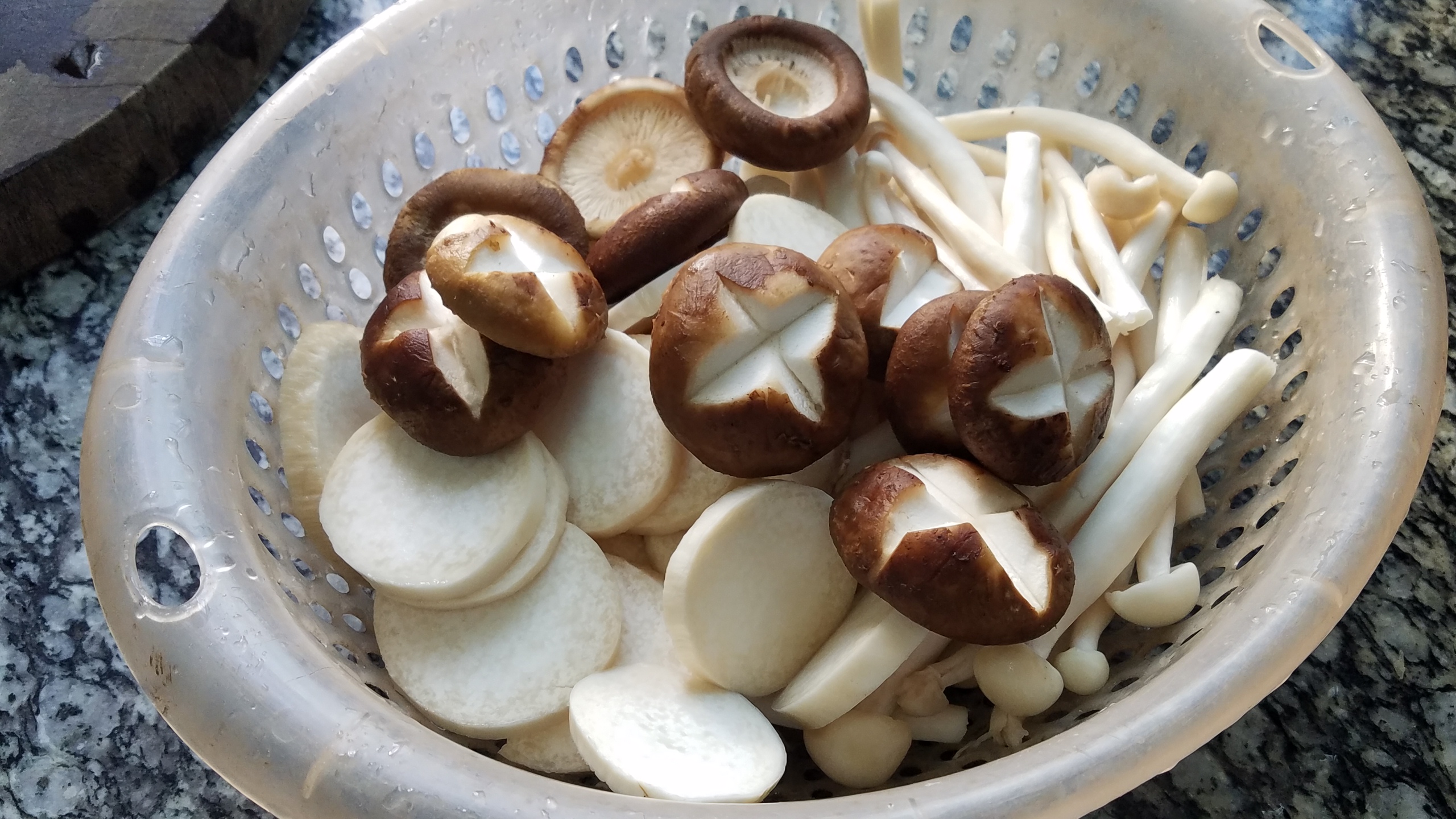 炒香菇炖鸡家常做法,炒香菇家常做法要不要焯水