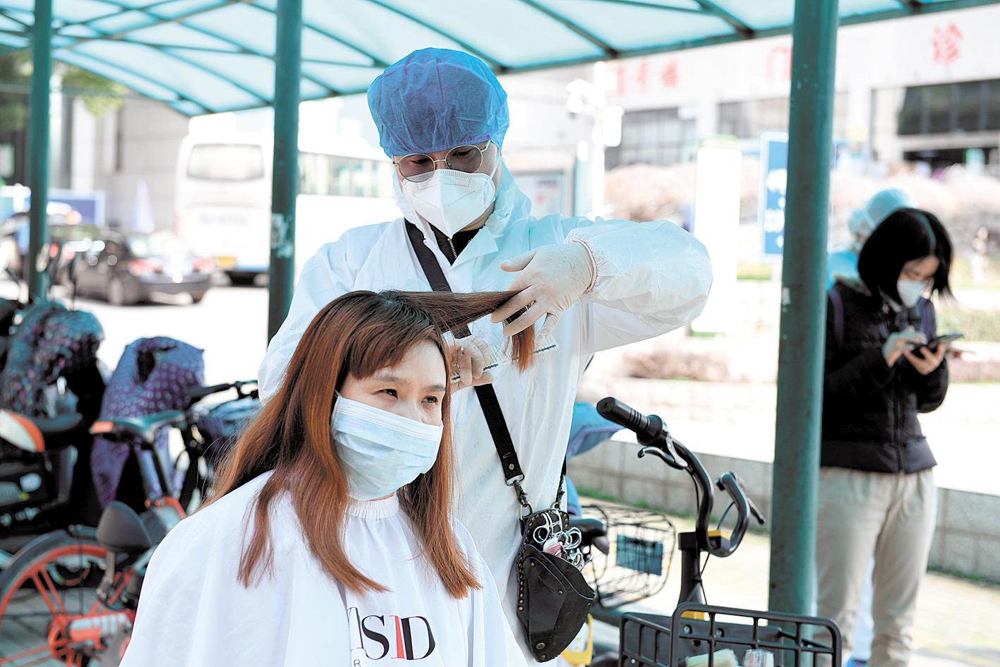 抗疫支前志愿者集合小分队,致敬抗疫一线人员绘画素描