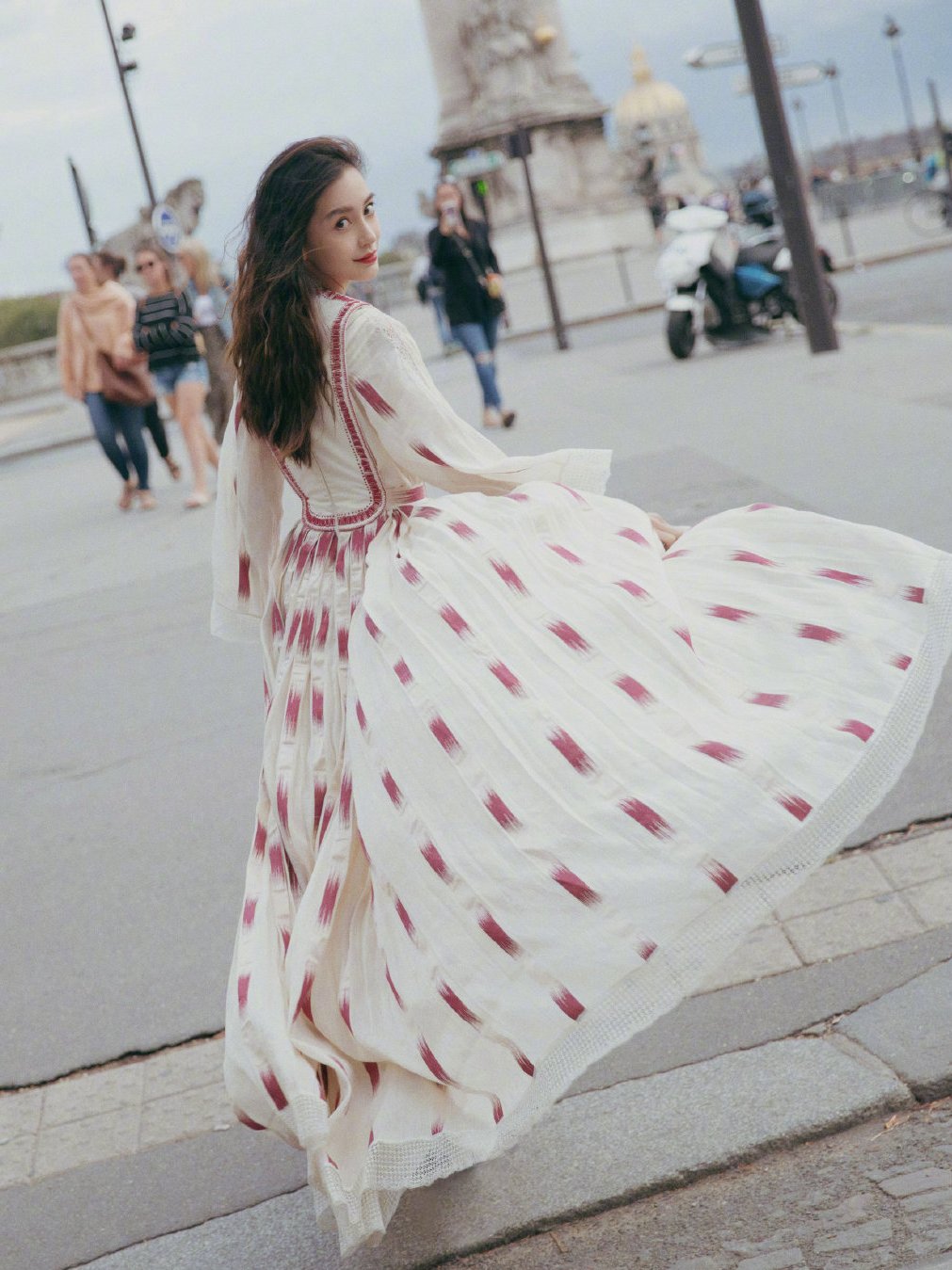 48岁袁咏仪真大胆，穿摩洛哥长裙显气质，意外撞衫baby竟不输？