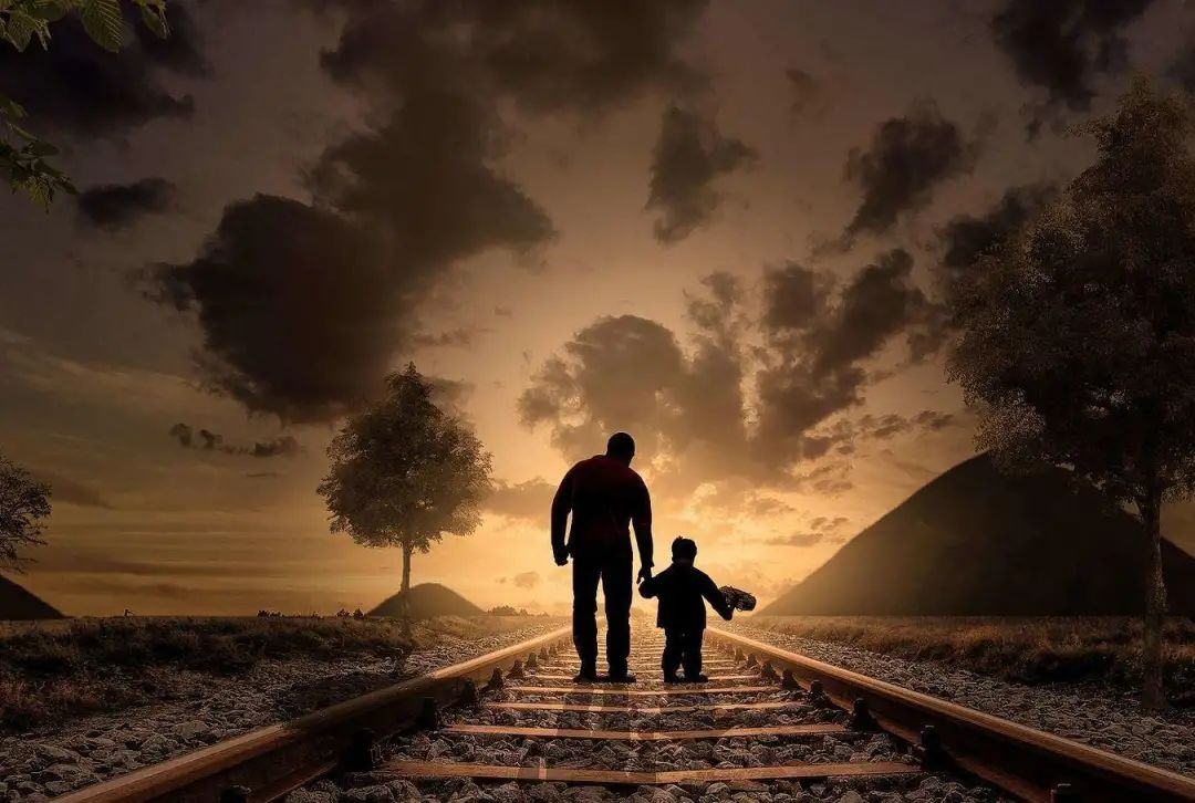 孩子到派出所写作业,小孩儿们去派出所里写作业