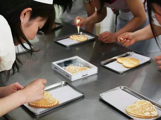 一年卖一个亿的糕点,一年可以卖一百万的小吃