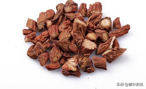 艾草泡脚和药材泡脚,睡前热水泡脚胜过十全大补