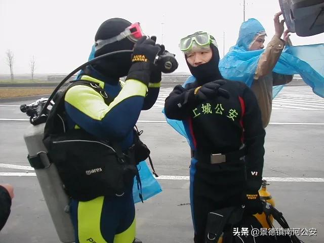 警察下水道寻找尸体,在水下找到尸体