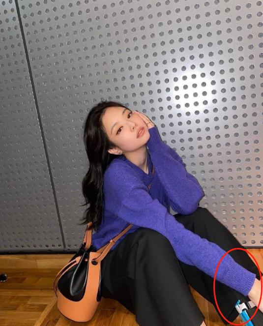 粉墨合作曲预告公开,jennie粉发双马尾,同款衣服又被卖光