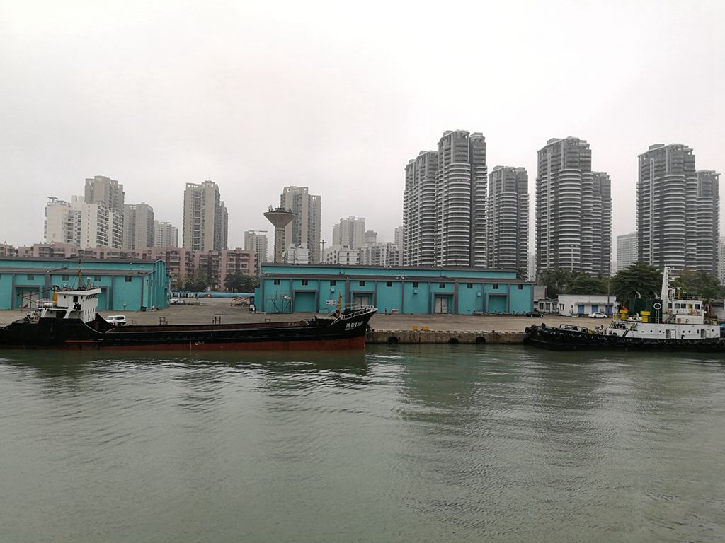 租驾琼粤桂黔渝川（1）：服务员，来份猪肚鸡