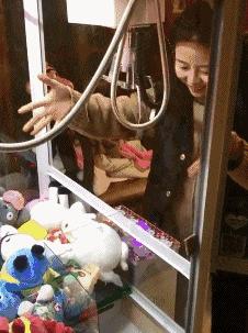 去理发店洗头，跟老板说：能不能换点别的音乐，好难听啊