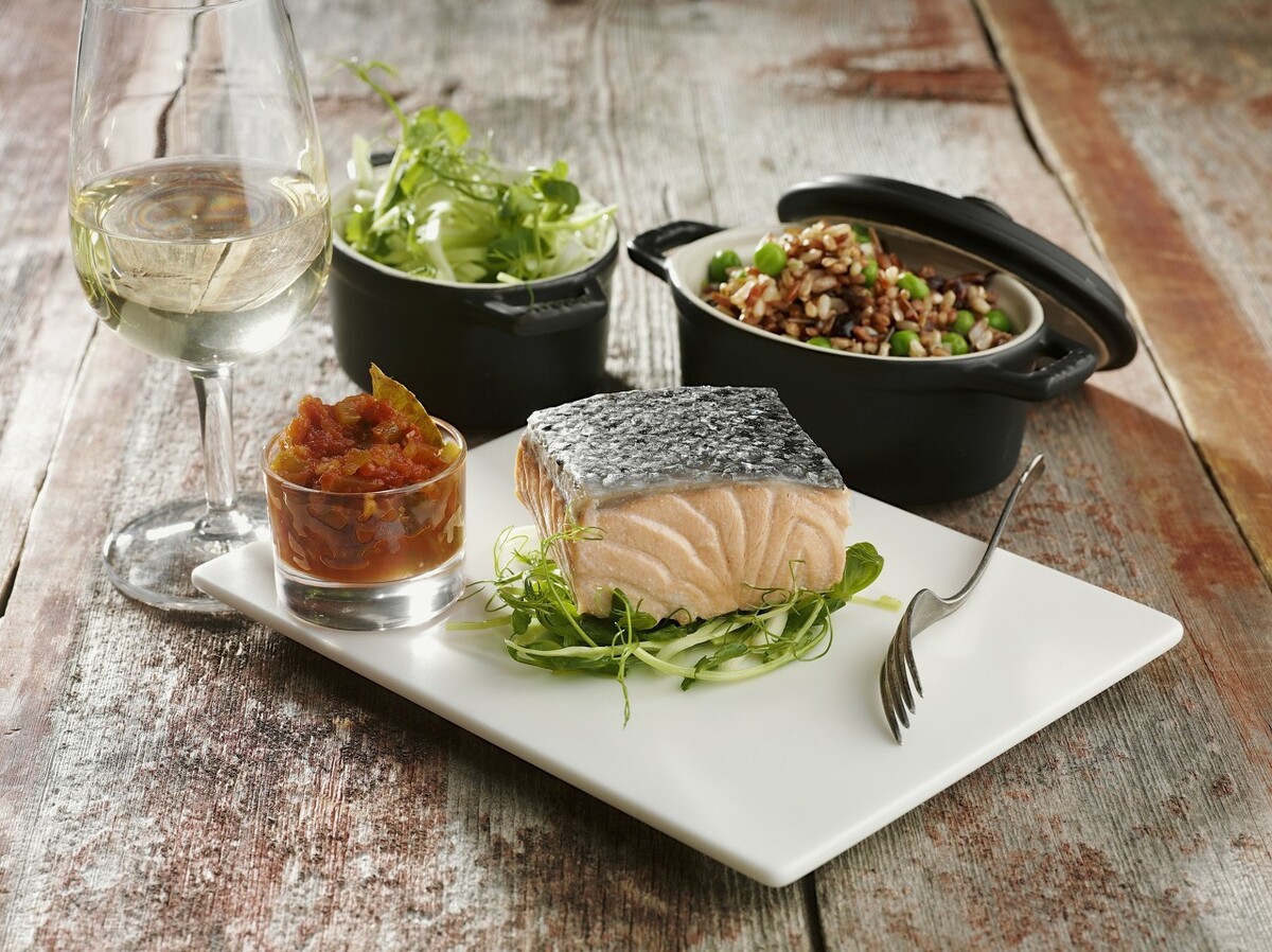 喝红酒吃什么小吃最佳搭配,晚上喝红酒和什么食物是最佳搭配