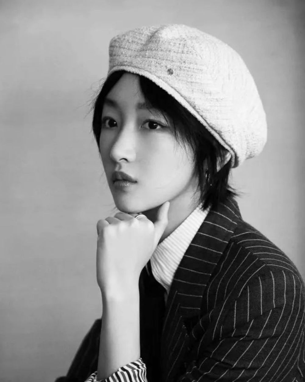 周冬雨少年的你演技混剪,少年的你幕后剧组陪周冬雨剃寸头