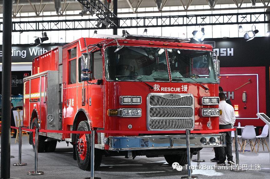 豪士科超高层供液消防车,供液能力达到420米,采用550马力底盘