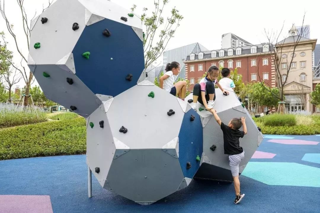 运动主题教室设计,校园运动场设计效果图