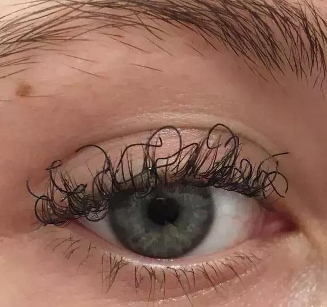 吴谨言迪丽热巴对比惨烈,热巴年纪更小却因这个bug显老10岁?