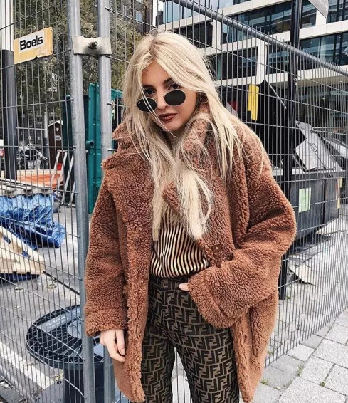 高级感羊羔绒外套慵懒风,一件羊羔绒外套点亮你冬季的时髦